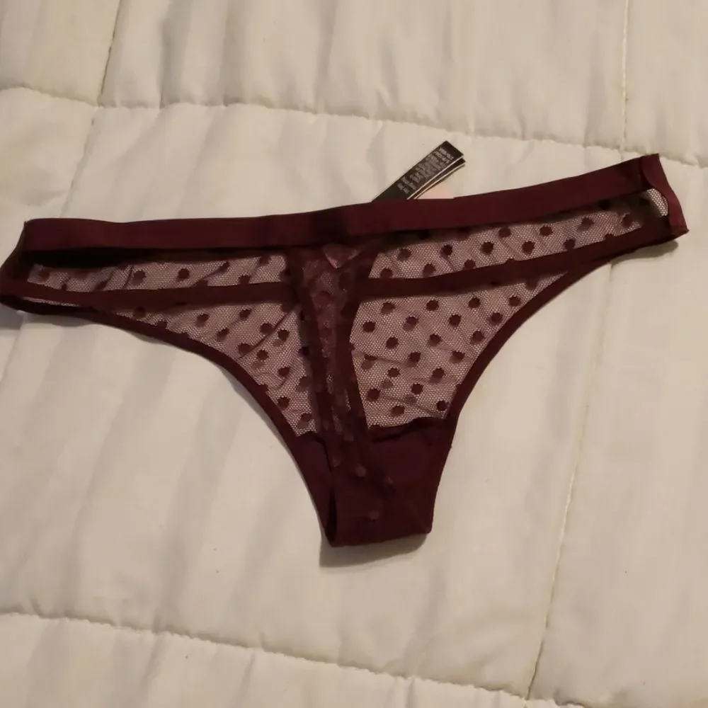 VICTORIA'S SECRET NWT Burgundy‎ Thong  S